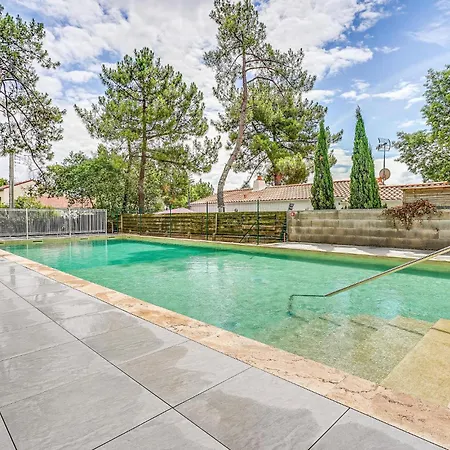 Hébergement de vacances Gorgeous In With Heated Swimming Pool *